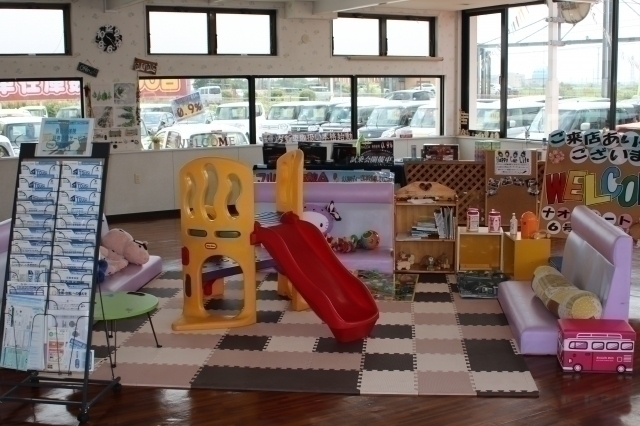 大き目のキッズスペースあります！
お子様連れでも安心してご来店いただけます☆(ゝω･)v